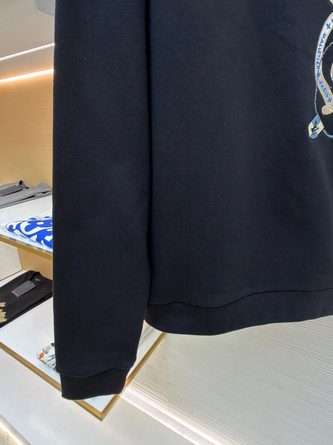 LOUIS VUITTON crown long-sleeved sweatshirt ●Item number: 1681307-A70 ●Material: 100% cotton fabric ●Technology: Thick needle embroidery production ●Color: black ●Version: Fitted version ●Weight: about 550 grams ●Size: XS-S-M-L ●Description: Made of customized YB native cotton fabric, the texture is soft and breathable, comfortable and stylish to wear. The oversized loose fit is combined with the round neck pullover sweatshirt cut to create a classic casual style. The fabric has been specially treated to maintain the skin-friendly properties of cotton and improve the overall crispness. Thick line embroidery is used on the front and back to present the brand logo. The unique knitting technique creates a realistic hand-knitted visual effect. Every embroidery detail is strictly controlled to ensure that the stitches are even and fine, and the pattern is clear and delicate. The overall wiring is straight and delicate, the fabric is comfortable and soft, and the color is consistent without color difference. It can be matched with the same style to create a fashionable look and control various occasions. Customized accessories, complete with three standards, same style for men and women!